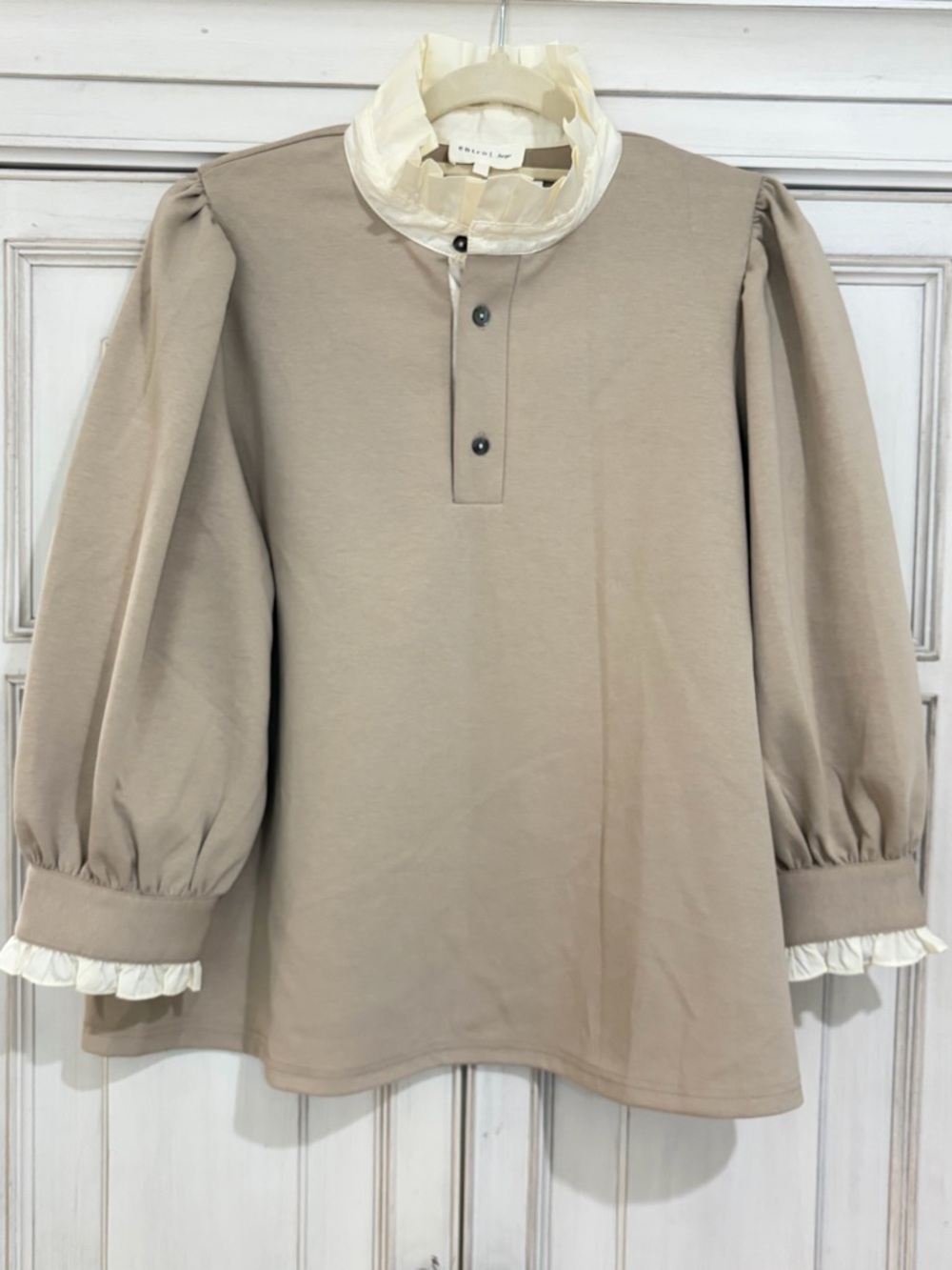 NWT SZ L entro Taupe Top with Cream Stand ruffled Collar